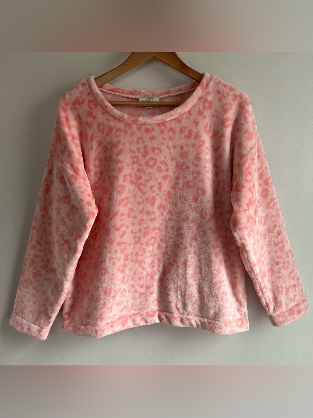 LOFT Women’s M Medium Pink Leopard Print Plush Fleece Pullover Sweatshirt Soft
